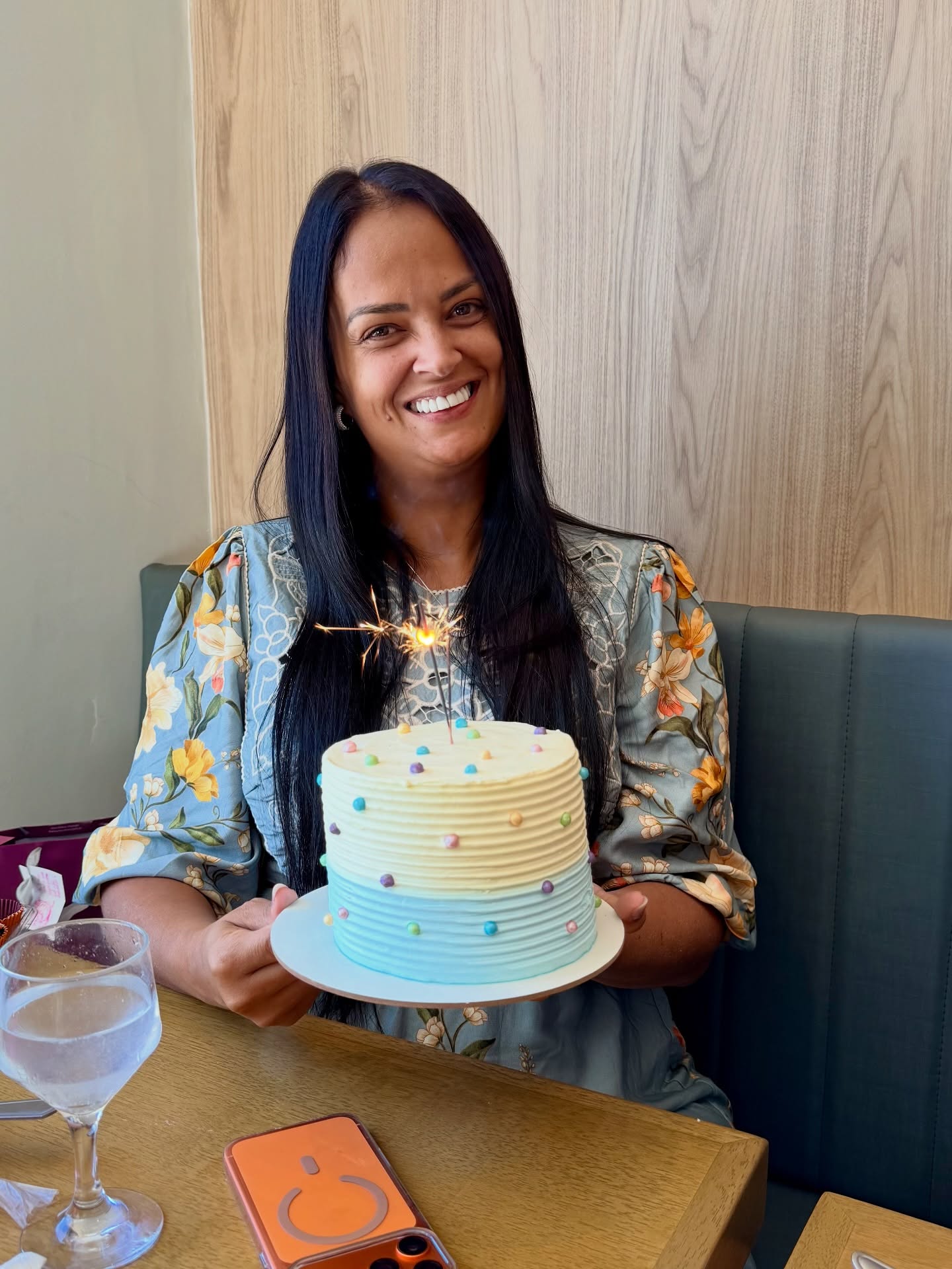 Jaciara Giandozo com o bolo de aniversário no The Bubble