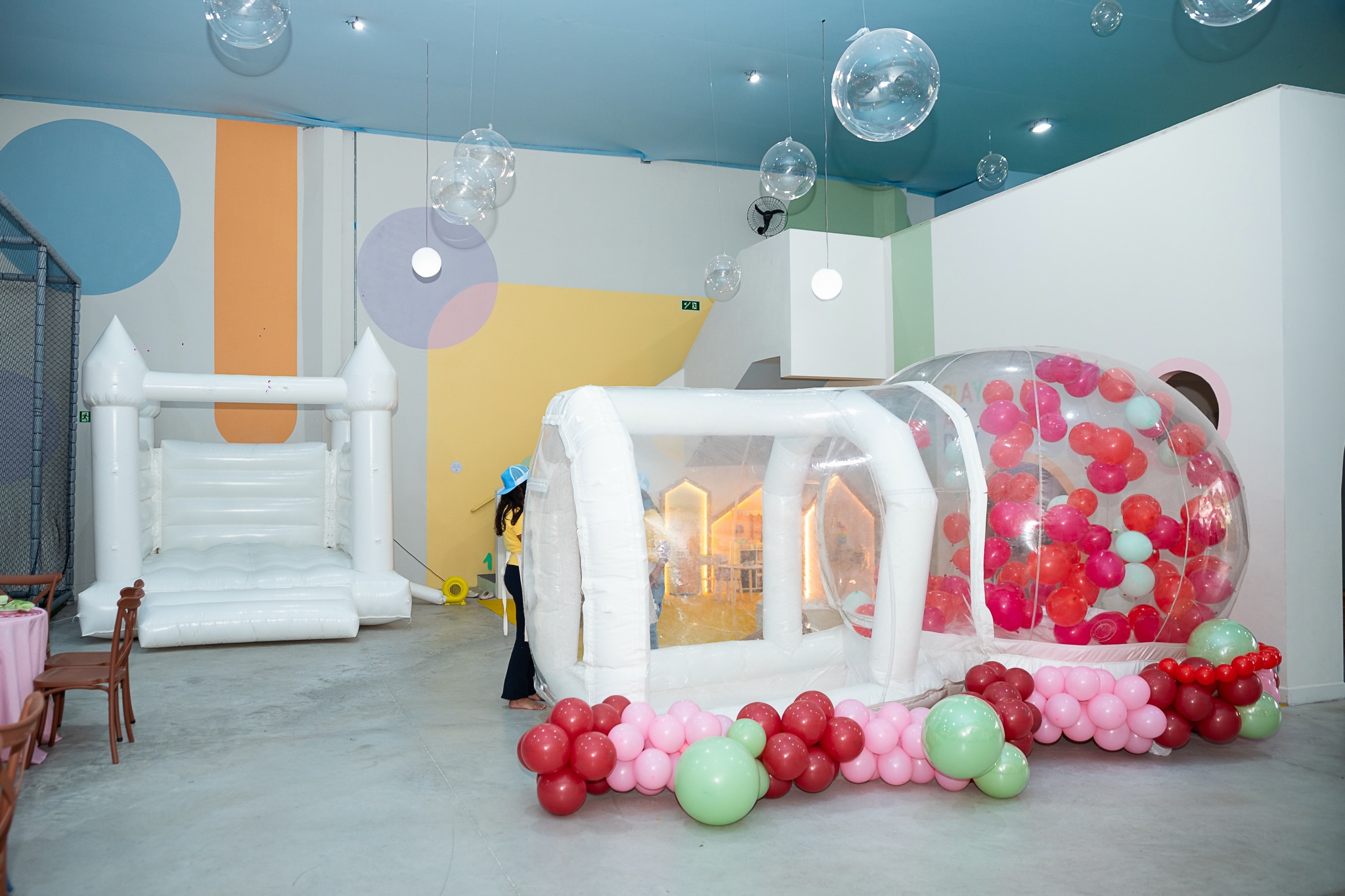 Castelinho inflável e Bubble House montados no salão