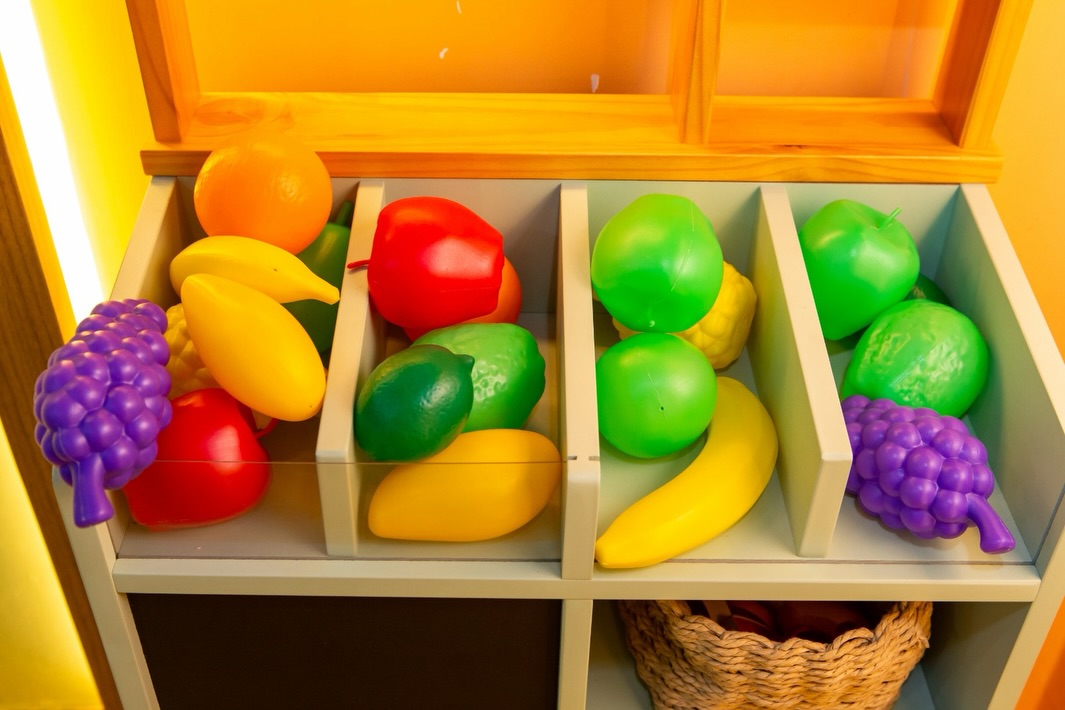 Feirinha de brinquedo com frutas coloridas de madeira