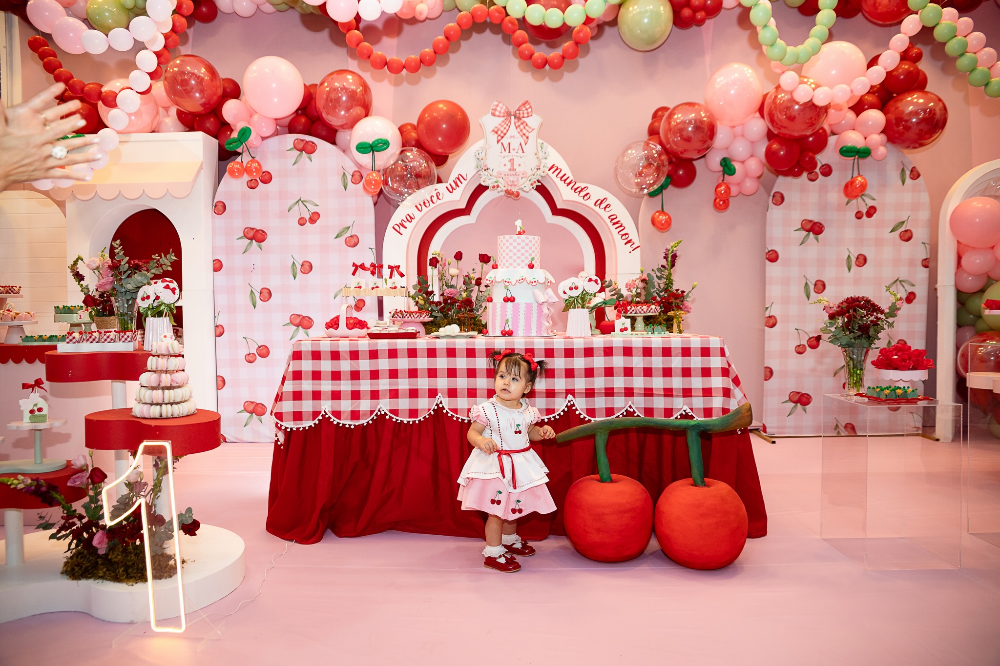 Mesa do bolo com decoração cherry e aniversariante