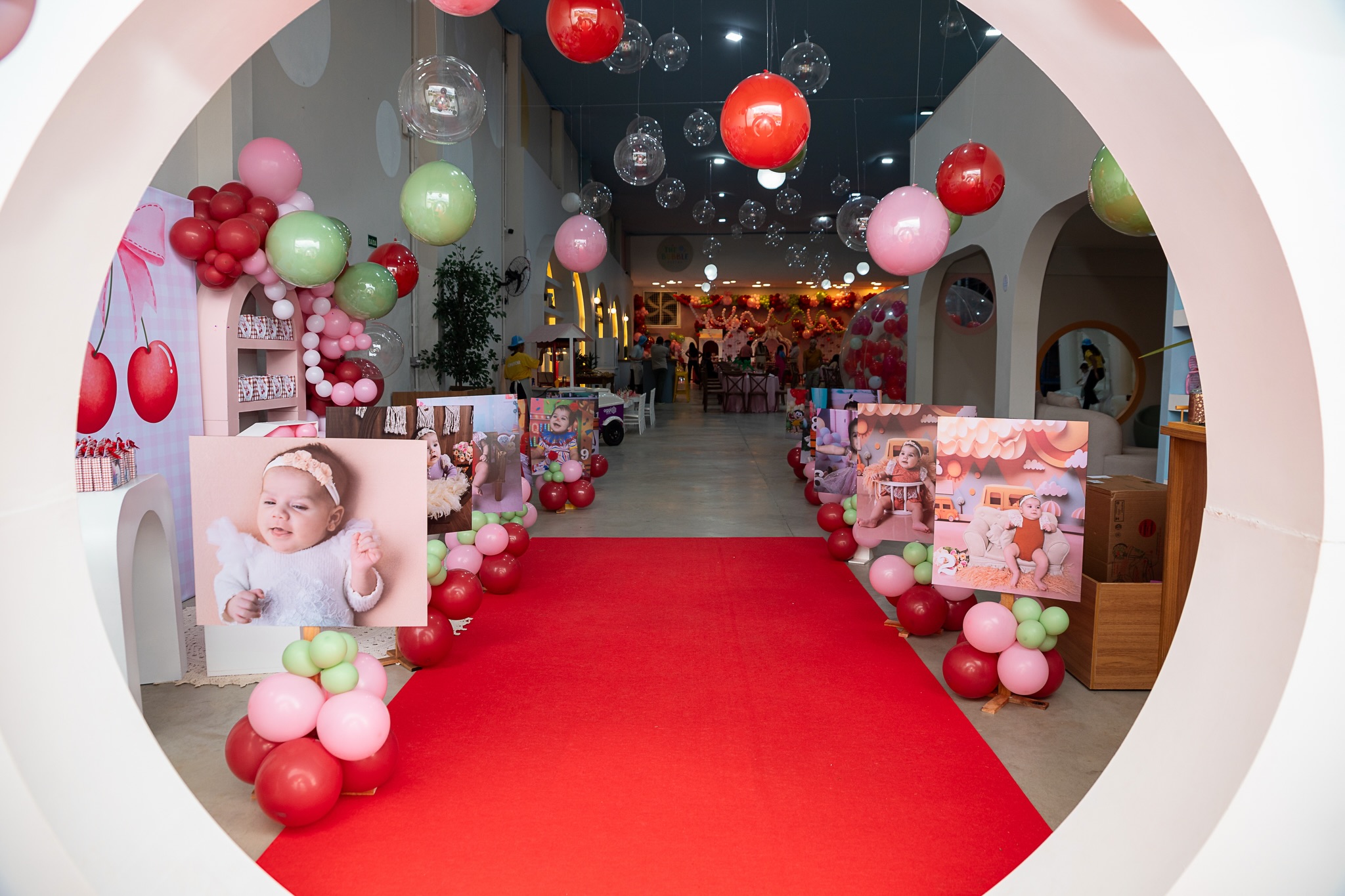 Entrada da festa com tapete vermelho e arco de balões