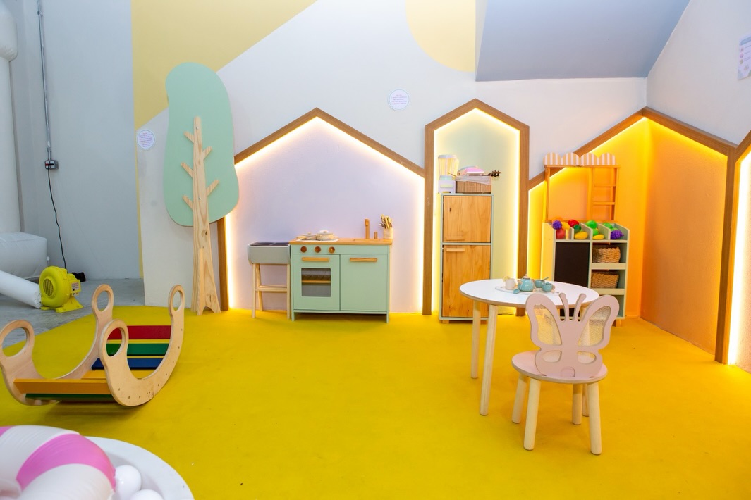 Casinhas cenográficas com cozinha infantil, mercadinho e mesinha de atividades
