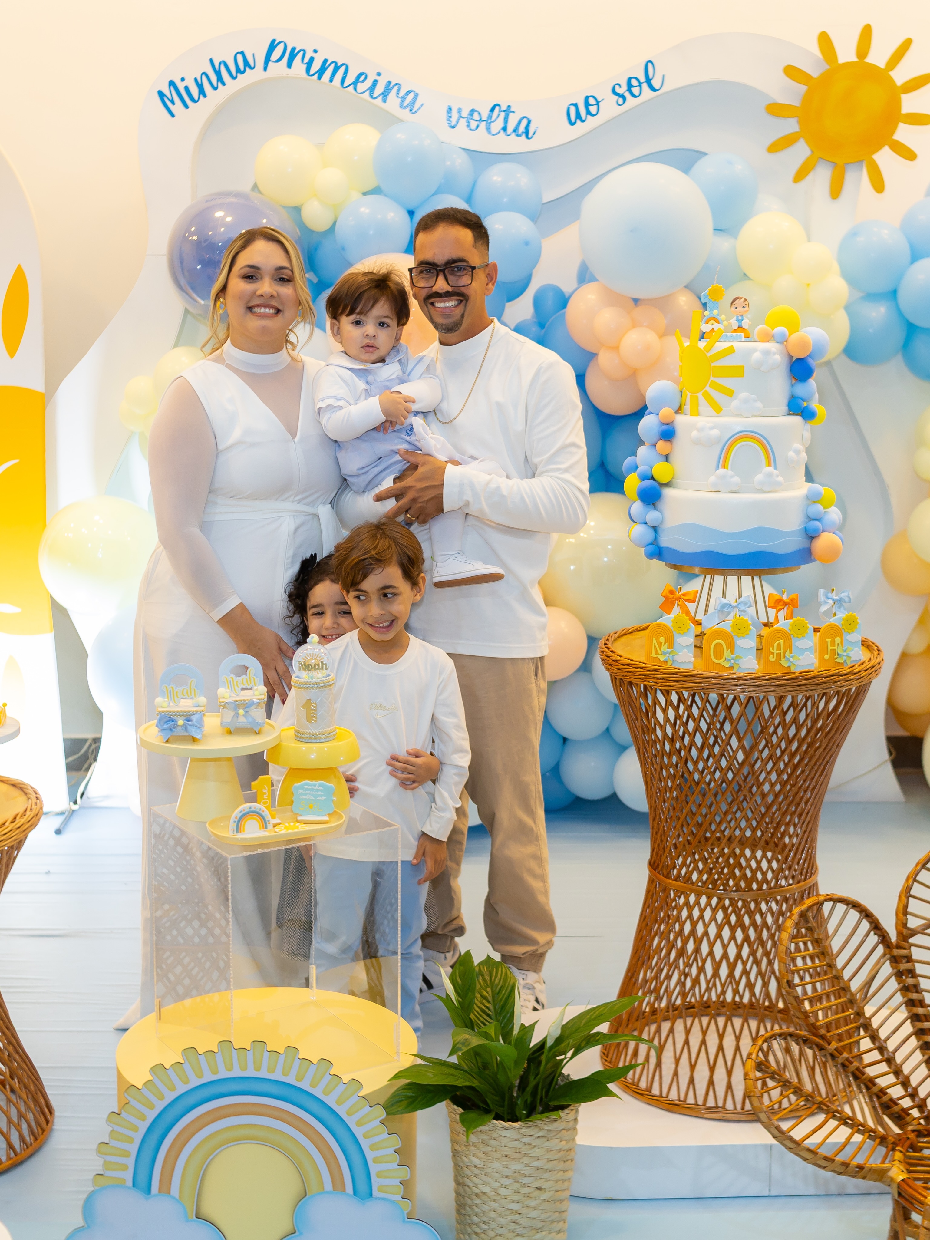 Família reunida em frente à decoração no dia da festa