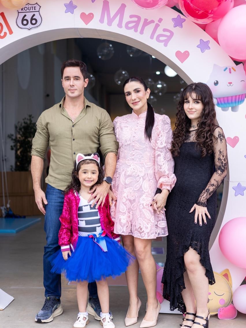 Família reunida na festa em frente à decoração